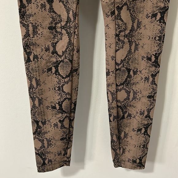 KORAL Drive snake print stretch jacquard leggings High Rise Light Brown Sz M - Picture 5 of 13